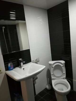 Гостевой дом Guest House Nana Тбилиси Двухместный номер с 2 отдельными кроватями и душем-8