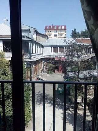 Гостевой дом Guest House Nana Тбилиси Двухместный номер с 2 отдельными кроватями и балконом-12