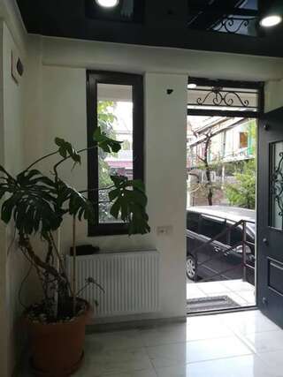 Гостевой дом Guest House Nana Тбилиси Двухместный номер с 2 отдельными кроватями и душем-14