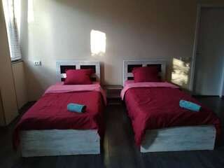 Гостевой дом Guest House Nana Тбилиси Двухместный номер с 2 отдельными кроватями и душем-15