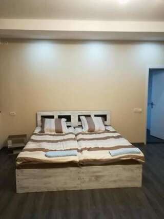Гостевой дом Guest House Nana Тбилиси Двухместный номер с 2 отдельными кроватями и душем-24