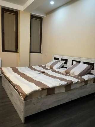 Гостевой дом Guest House Nana Тбилиси Двухместный номер с 2 отдельными кроватями и душем-25