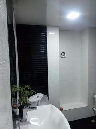 Гостевой дом Guest House Nana Тбилиси Двухместный номер с 2 отдельными кроватями и душем-32