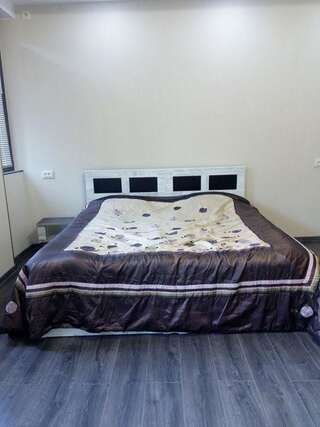 Гостевой дом Guest House Nana Тбилиси Двухместный номер с 2 отдельными кроватями и душем-33